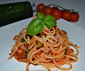 Spaghetti z pomidorami i cukinią