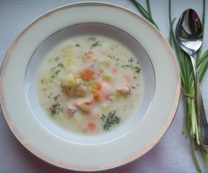 zupa z pora i łososia, ze świeżym koperkiem