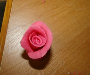 róża z masy marcepanowej lub cukrowej