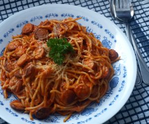 spaghetti z parówkami
