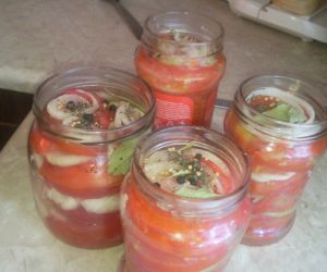 sałatka z pomidorów i cebuli w słoikach