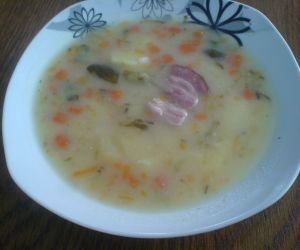 zupa ogórkowa  z boczkiem wędzonym