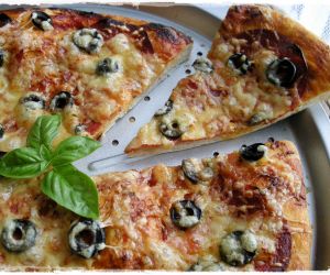 Pizza z chorizo i czarnymi oliwkami