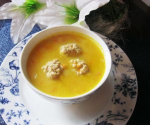 Zupa klopsowa z tartą marchewką