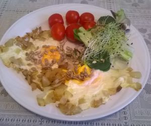Jajko sadzone smażone na cebulce z warzywami