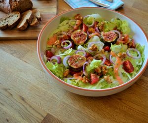 salatka z figami i orzechami