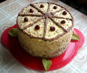 Urodzinowy tort  czekoladowo – orzechowy w asyście wiśni brzoskwiń - bok