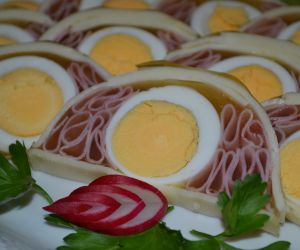 Rolada z sera,jajka  i szynki w galarecie