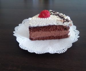 Tort czekoladowy w konfiturą z czarnej porzeczki.