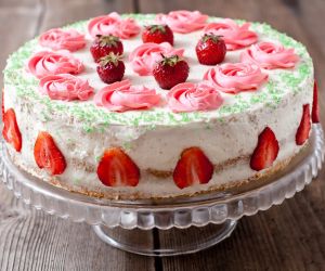 Tort truskawkowy z różami - E. Bracka