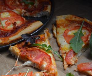 
Pizza z pomidorami i mozzarellą