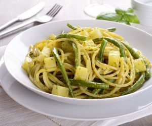 Spaghetti z pesto, fasolką szparagową i ziemniakami