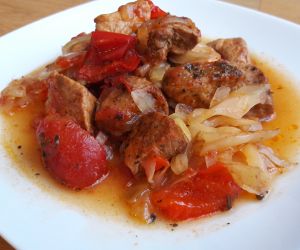 Pieczona kapusta z mięsem i papryką w sosie pomidorowym