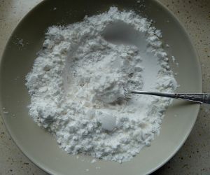 Mąkę wymieszaj z proszkiem do pieczenia