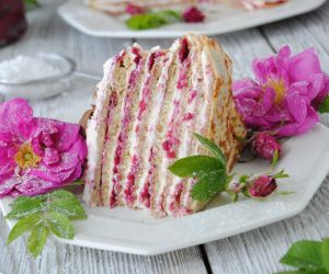 Serowo- różany tort naleśnikowy 