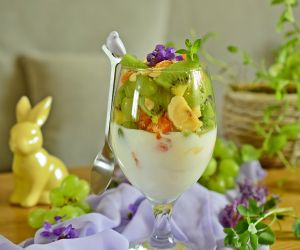 Sałatka owocowa z naturalnym jogurtem i prażonymi migdałami