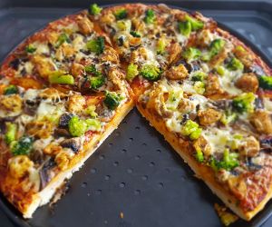 Pizza z kurczakiem i brokułami