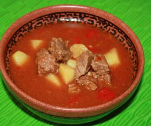 Węgierska zupa gulaszowa.