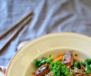 Makaron soba z marynowanym tofu, marchewką i jarmużem to kolejne danie na moim blogu, którego korzenie sięgają Azji, ale to tylko moja luźna interpretacja tamtejszej kuchni.