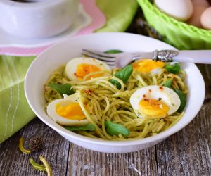 Spaghetti z zielonym pesto i jajkami od szczęśliwych kurek