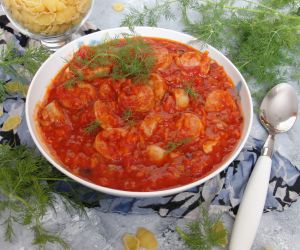 Biała kiełbasa w sosie pomidorowo warzywnym