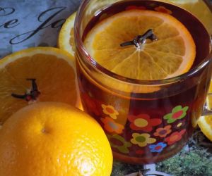 Rozgrzewająca herbata z pomarańczą i goździkami