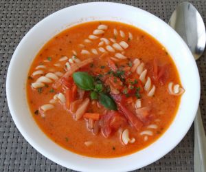 zupa pomidorowa  z mlekiem kokosowym i z makaronem