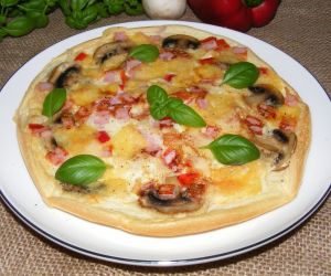 Omlet a'la pizza z serem, szynka, papryką i pieczarkami