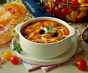 Pomidorowa zupa z bakłażanem, oliwkami i makaronem