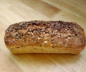 Drożdżowy chleb z ziarnami