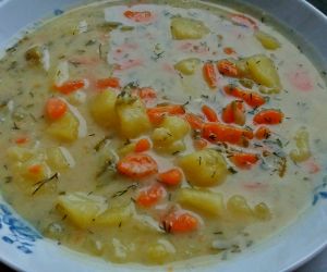 zupa OGÓRKOWA z ziemniakami i marchewką z dodatkiem SERKA TOPIONEGO
