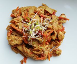 Makaron z kurczakiem i warzywami po tajsku