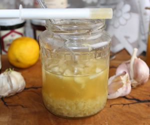 Domowy syrop z czosnku, miodu i cytryny, czyli skuteczna mikstura na odporność