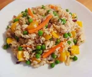 szybki, tani obiad - smażony ryż z jajkiem, kurczakiem i warzywami