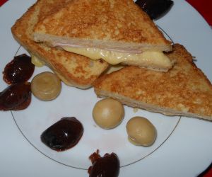 Tosty w jajku z szynką i serem żółtym