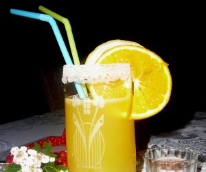 Orzeżwiająca lemoniada pomarańczowo-miętowa-cytrynowa