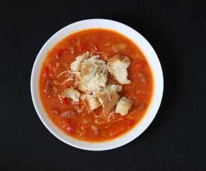Pikantna zupa z chorizo w stylu hiszpańskim