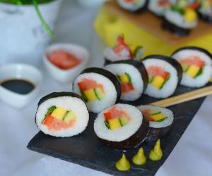 Sushi z wędzonym łososiem, mango i warzywami