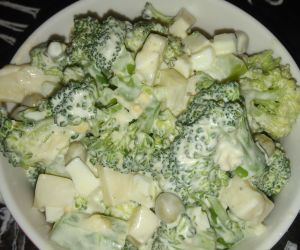 Sałatka brokułowa z sosem czosnkowym
