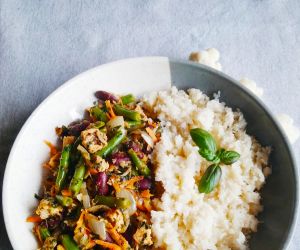 Ryż kalafiora w warzywami i kurczakiem