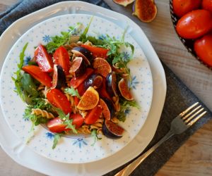 Sałatka z figą, pomidorem i makaronem