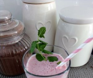 Koktajl mleczny z truskawkami i malinami