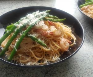 Makaron Spaghetti z krewetkami i szparagami