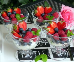 Deser z serkiem jogurtowym i owocami