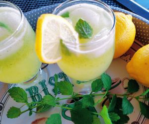 Lemoniada cytrynowa z dodatkiem świeżej melisy