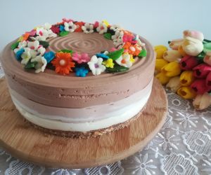 Tort serowy "3 czekolady" z kolorowymi kwiatkami