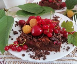 Brownie z gorzką czekoladą i owocami lata