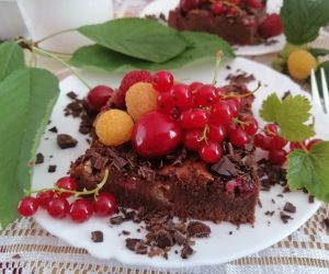 Brownie z gorzką czekoladą i owocami lata