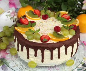 Tort dwukolorowy z owocami