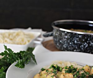 Curry z kurczakiem, brokułem i pieczarkami